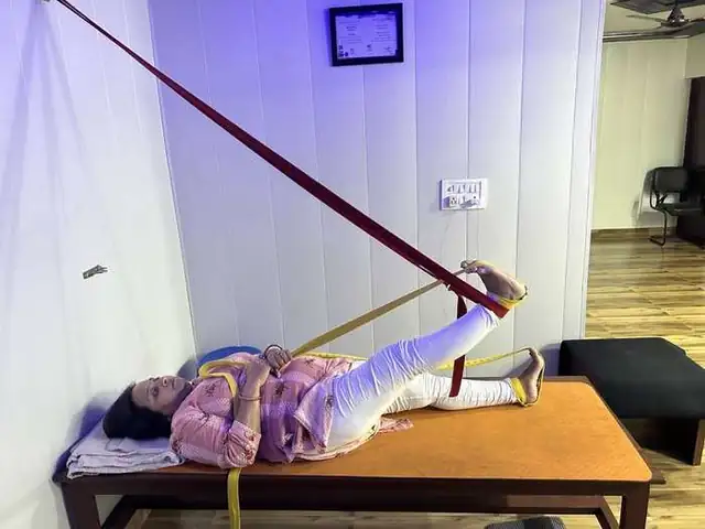 Knee therapy — rope resistance exercise