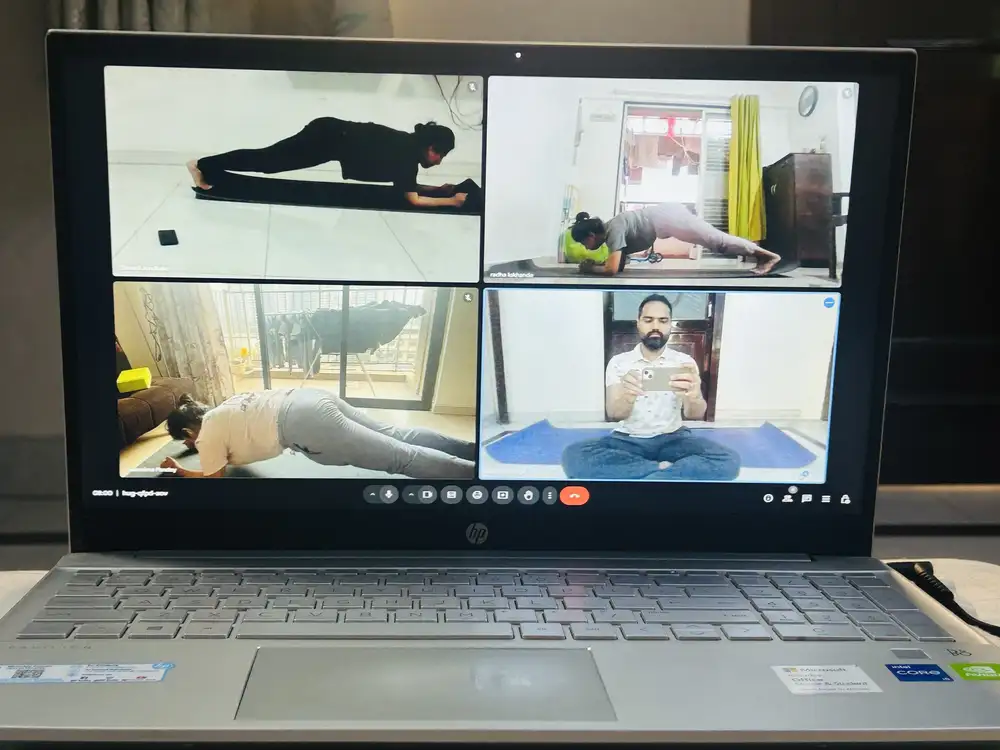 Online functional strength class — group plank via video call